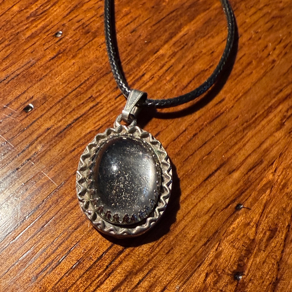 Stunning Black And Silver Pendant Necklace 15$